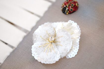 白いパンジーとテントウムシの刺繍